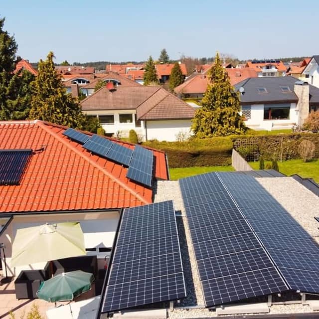 Bereits die Solarmodule auf der Garage produzieren 10.000 kWh Strom pro Jahr!