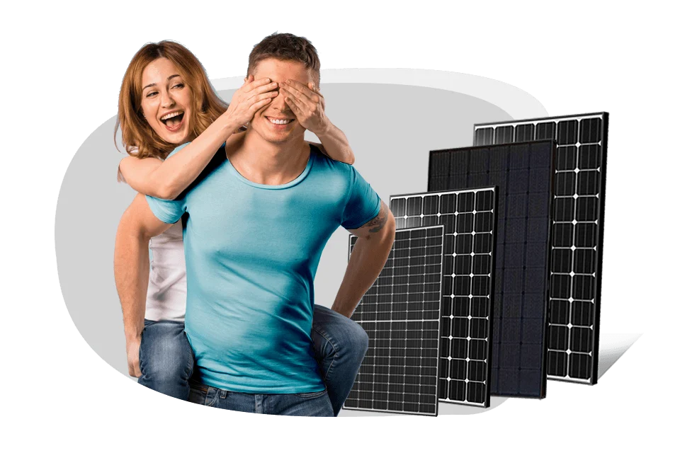 Lachende Frau hält ihrem Mann die Augen zu - verschiedene Photovoltaik Module dargestellt