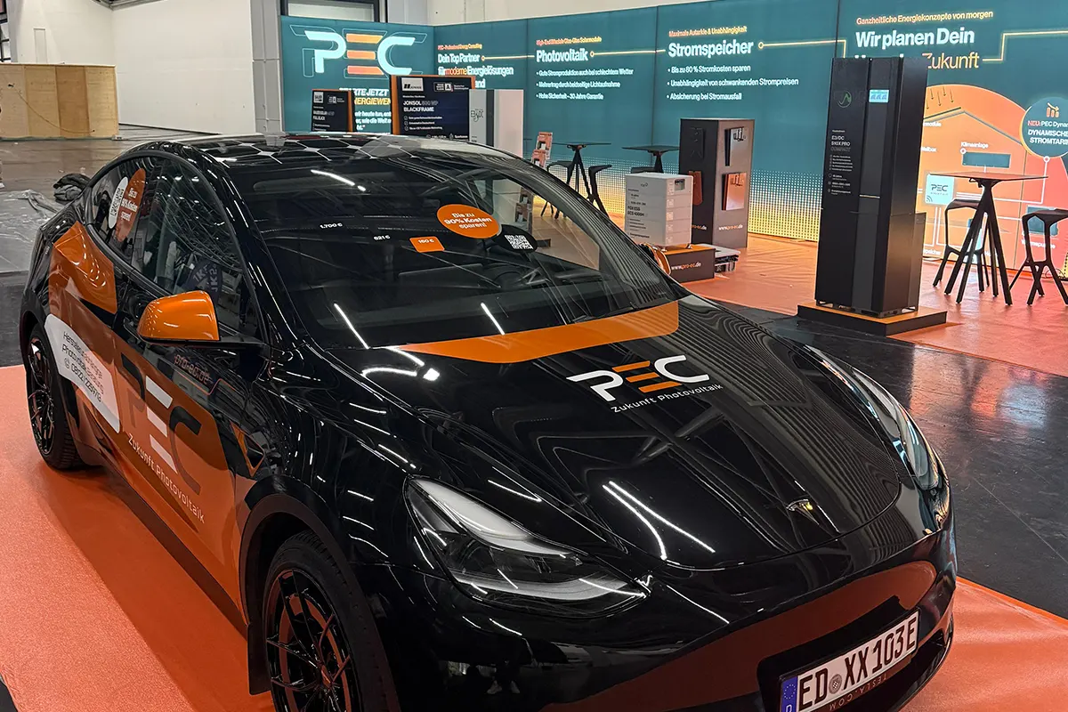 PEC Tesla auf einer Messe