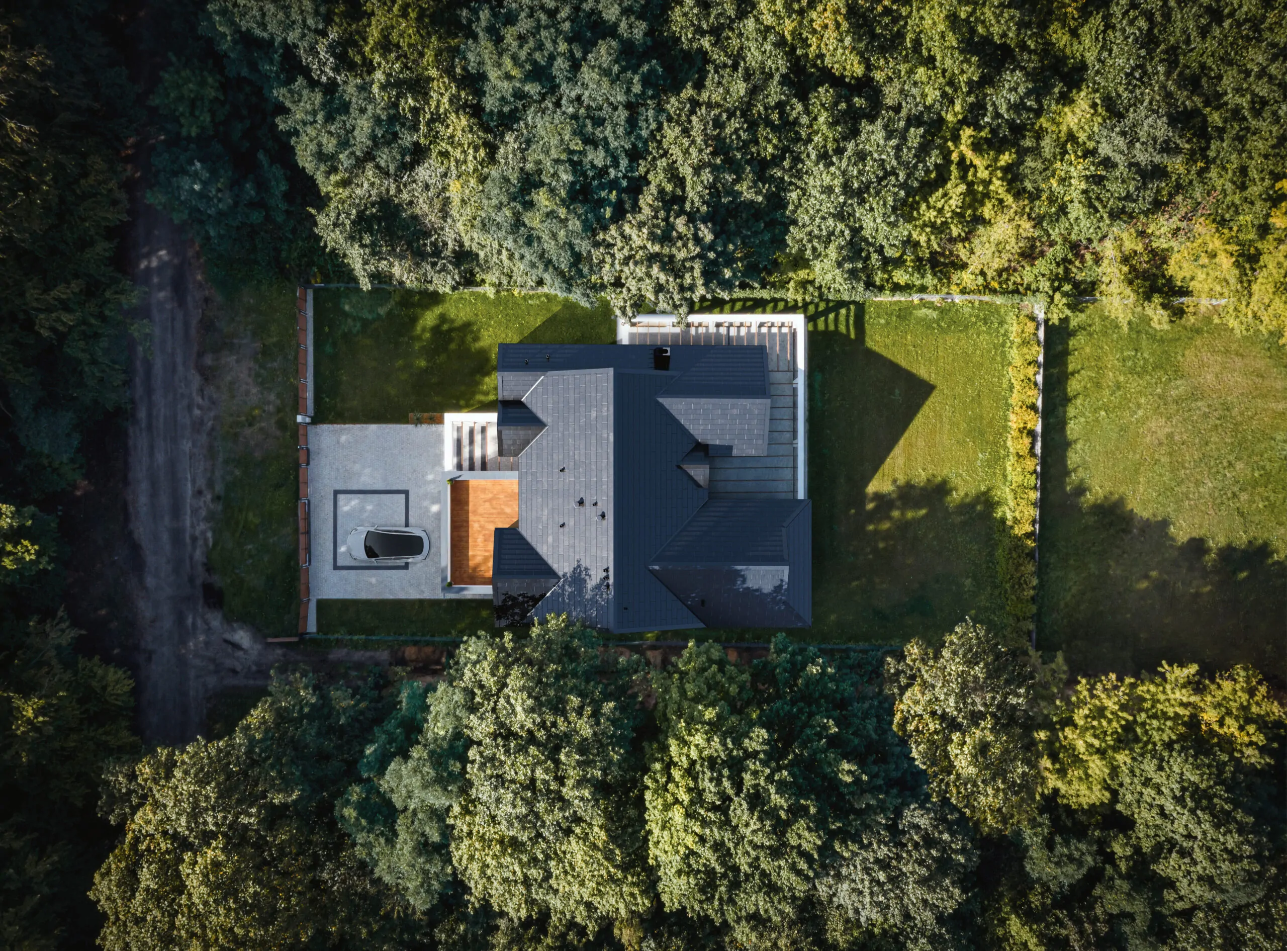 Mit Solardachziegeln von Tesla gedecktes Dach